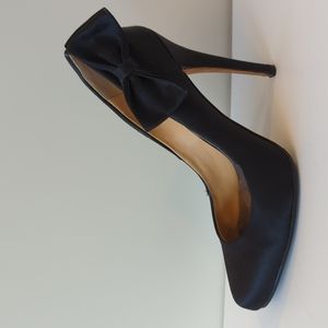 Badgley Mischka size 8.5 black satin pump with bow